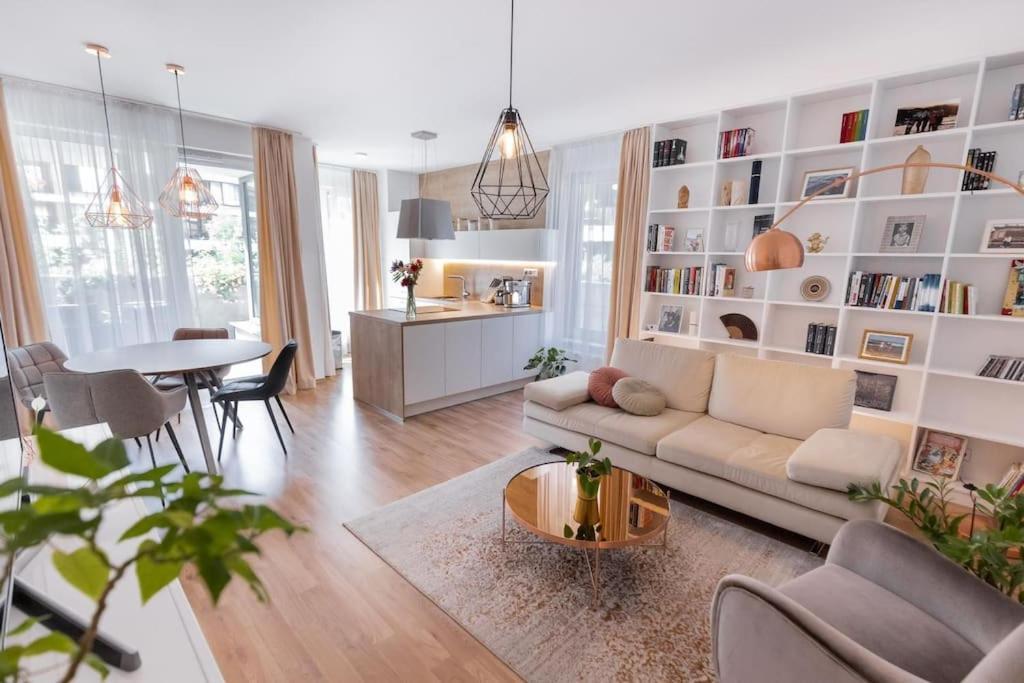 Comfy And Stylish With Terrace Near Center Apartment Pressburg